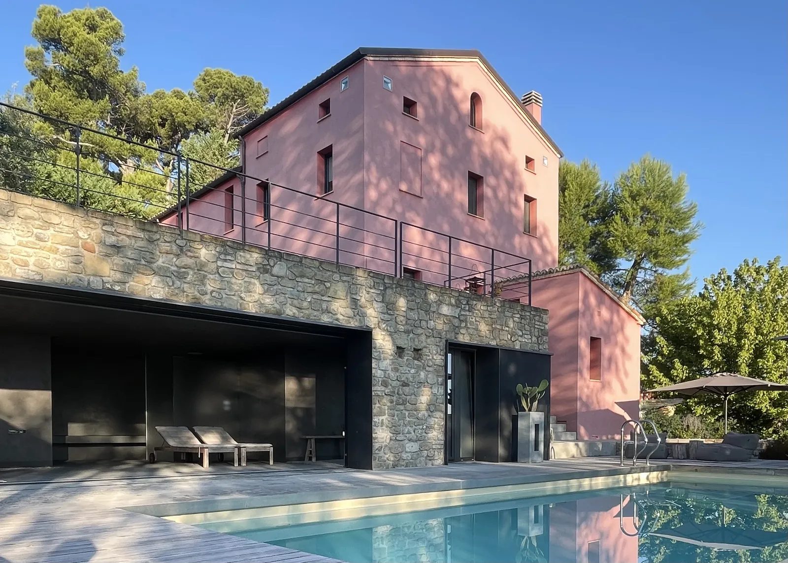 Das rote Haus der casa rossa 4A mit Infinity-Pool