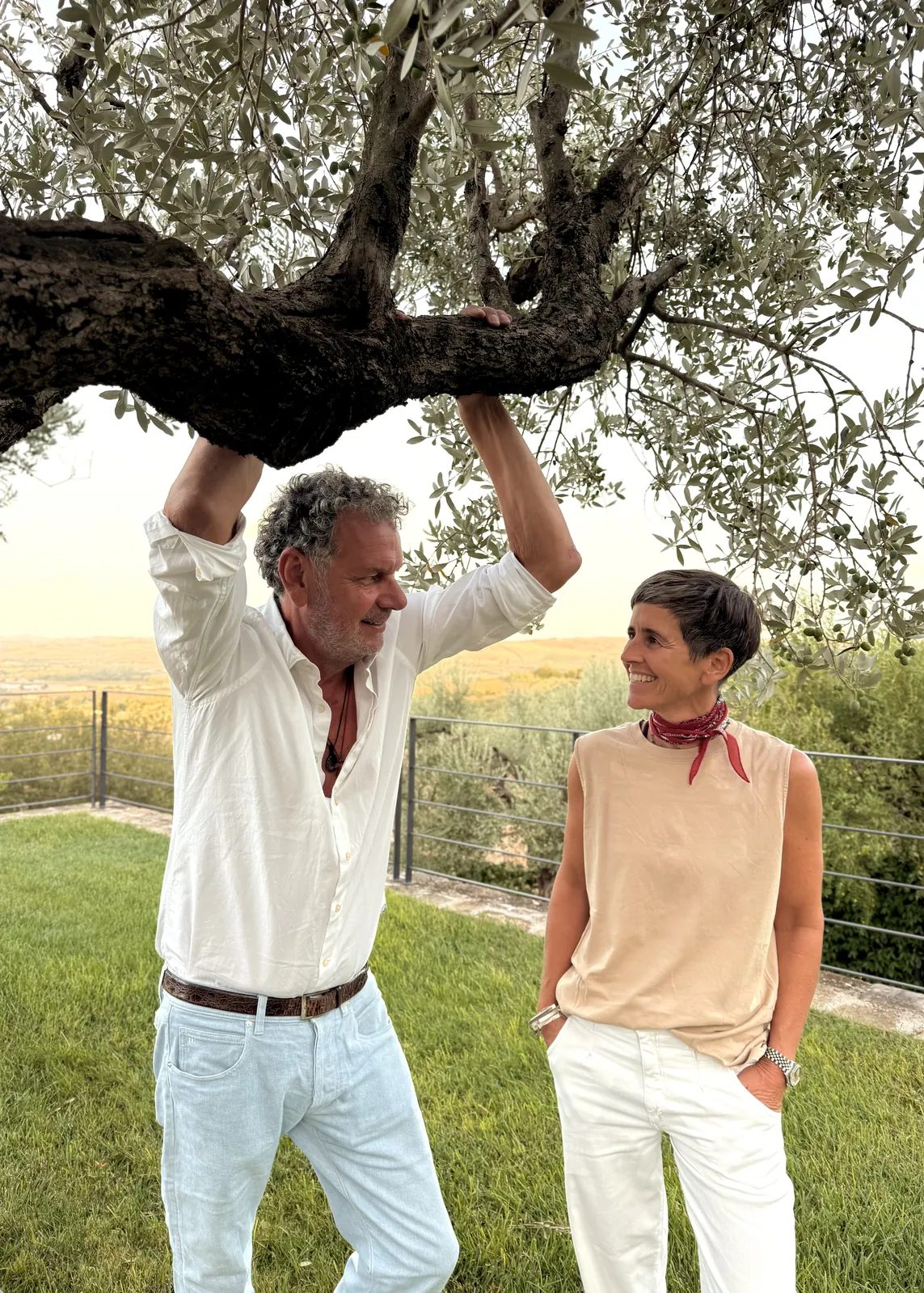 Katja und Andrea, die Gastgeber der casa rossa 4A, unter einem Olivenbaum im Garten
